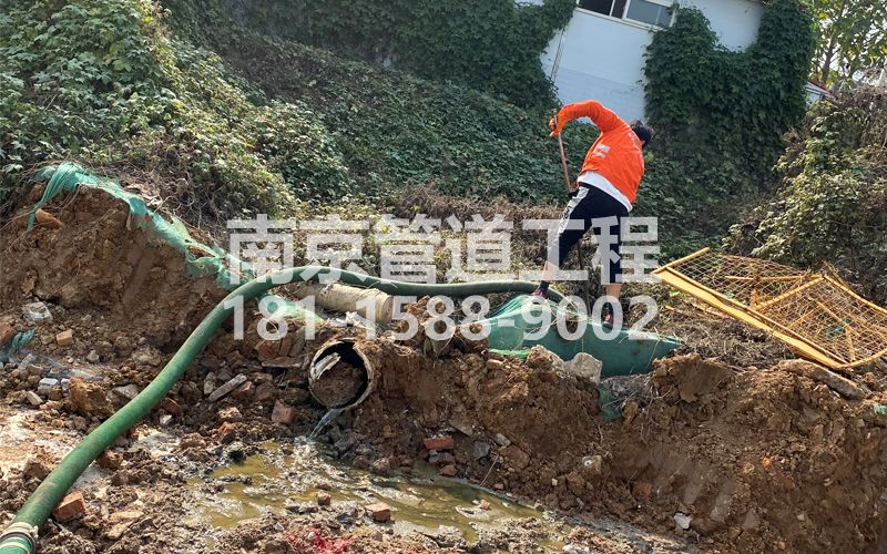 263下坝村工地化粪池清理